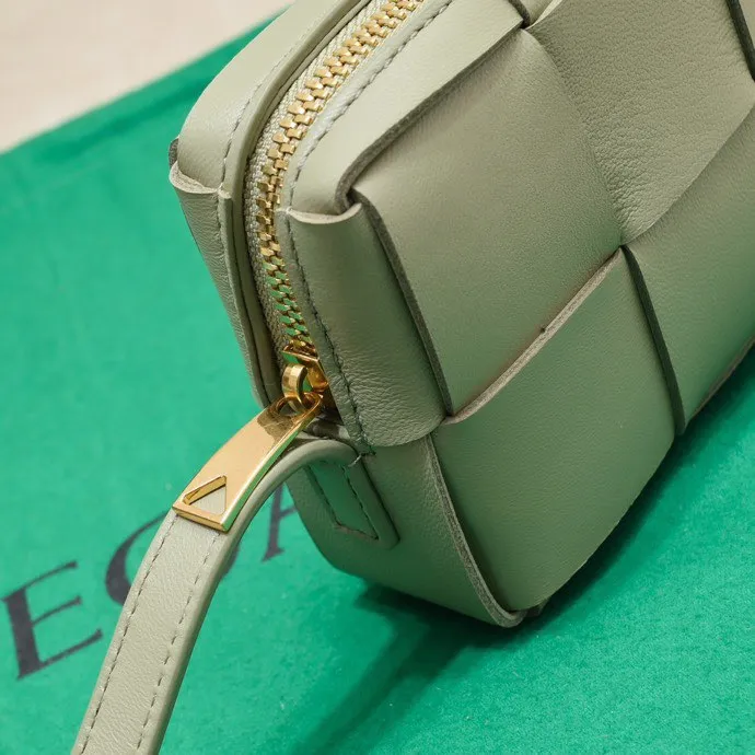 Batch 1120 Lazy and casual is the ultimate meaning of relaxation. Brick cassette has a unique quiet power, which is fashionable without losing aura🧩Classic weaving and neutral style can create a casual and high-end texture. The shoulder strap is adjustable and can be worn on one shoulder or under the armpit, and can be worn as a crossbody at will. Although it is a small size, it can actually hold a lot of belongings, and it is also very light~ This travertine green version of mine feels like it has given spring new vitality🍃 I will grab the versatile item first! Style number: 6816# Size: 18*9*3.5cm